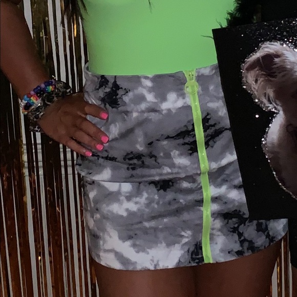 💚No One Cares💚 Neon Abstract Zip Up Mini Skirt - Picture 2 of 2